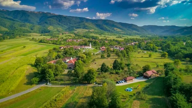 Pensiunea Surya and Ludeștii de Jos village seen from a drone