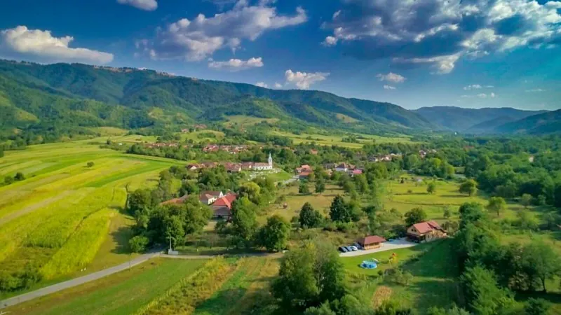 The Grădiștea valley and the Orăștie Mountains seen from a drone